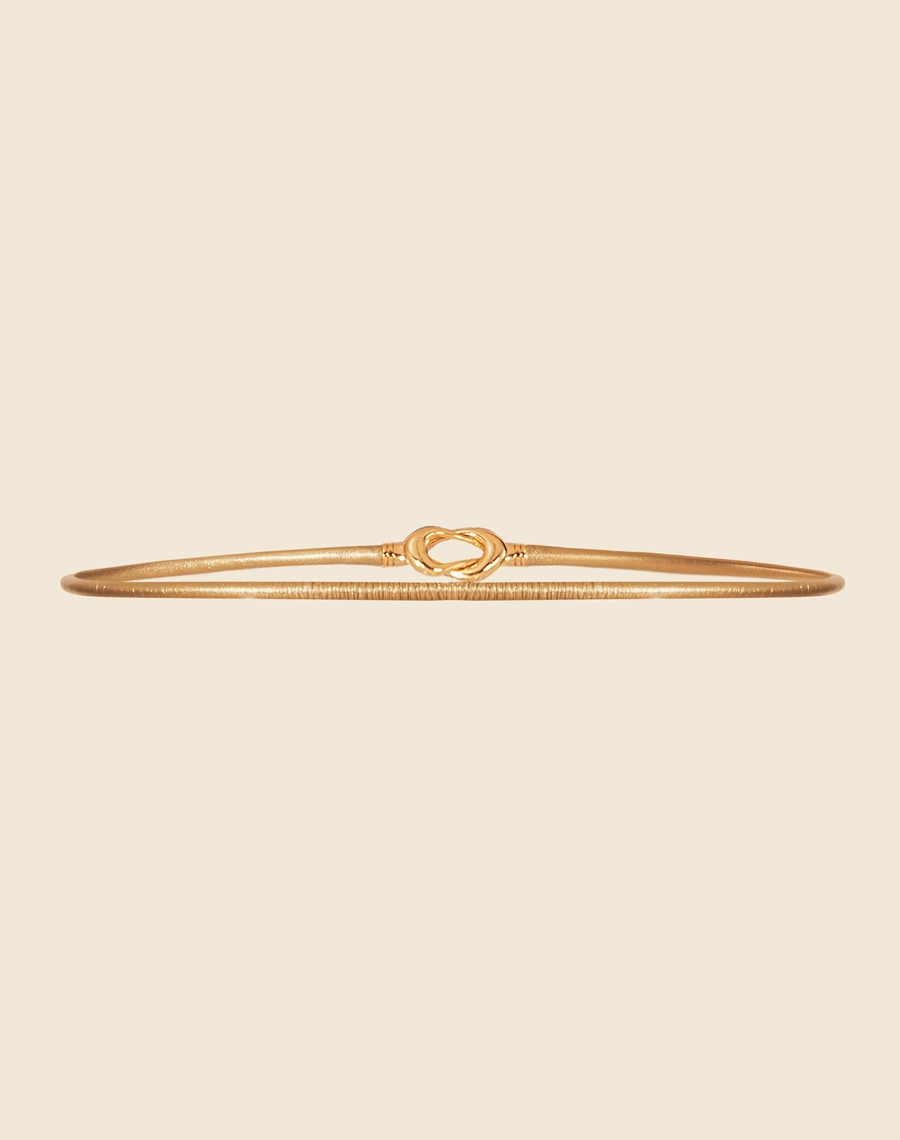 Cinto Infinito é uma peça sofisticada e minimalista, confeccionada em couro de alta qualidade. Ideal para complementar vestidos, saias e calças de cintura alta.