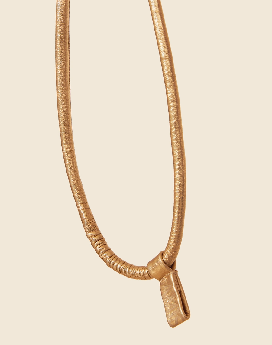 Cinto Infinito é uma peça sofisticada e minimalista, confeccionada em couro de alta qualidade. Ideal para complementar vestidos, saias e calças de cintura alta.