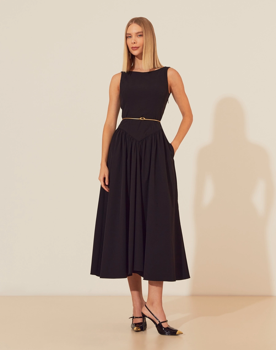 Cinto Infinito é uma peça sofisticada e minimalista, confeccionada em couro de alta qualidade. Ideal para complementar vestidos, saias e calças de cintura alta.