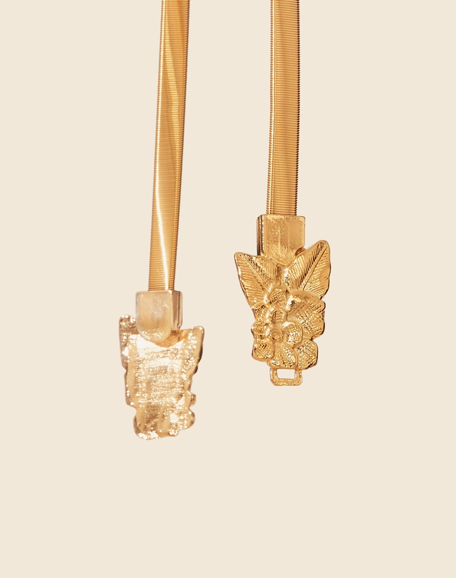 O Cinto Flor é uma peça sofisticada e minimalista, confeccionada em metal de alta qualidade.