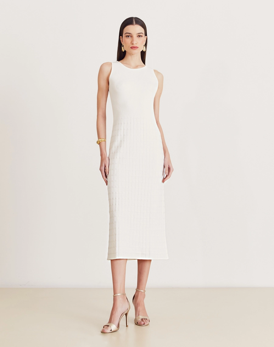 Vestido Helena midi em tricot com textura canelada e quadriculada. Elegância e conforto ideais para dias frescos e looks versáteis.

