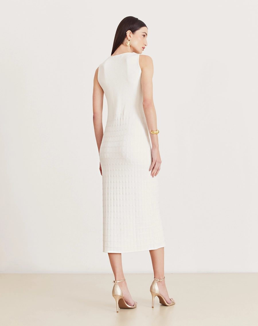 Vestido Helena midi em tricot com textura canelada e quadriculada. Elegância e conforto ideais para dias frescos e looks versáteis.

