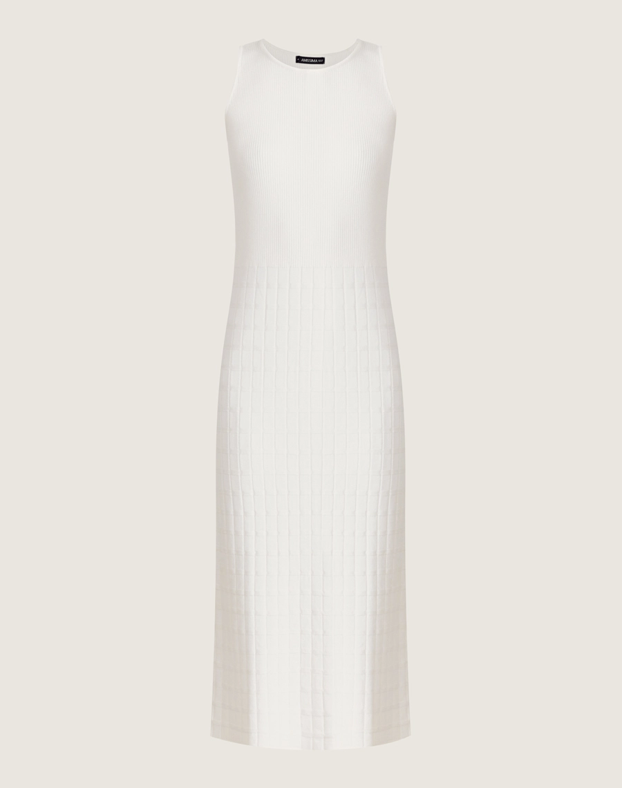 Vestido Helena midi em tricot com textura canelada e quadriculada. Elegância e conforto ideais para dias frescos e looks versáteis.


