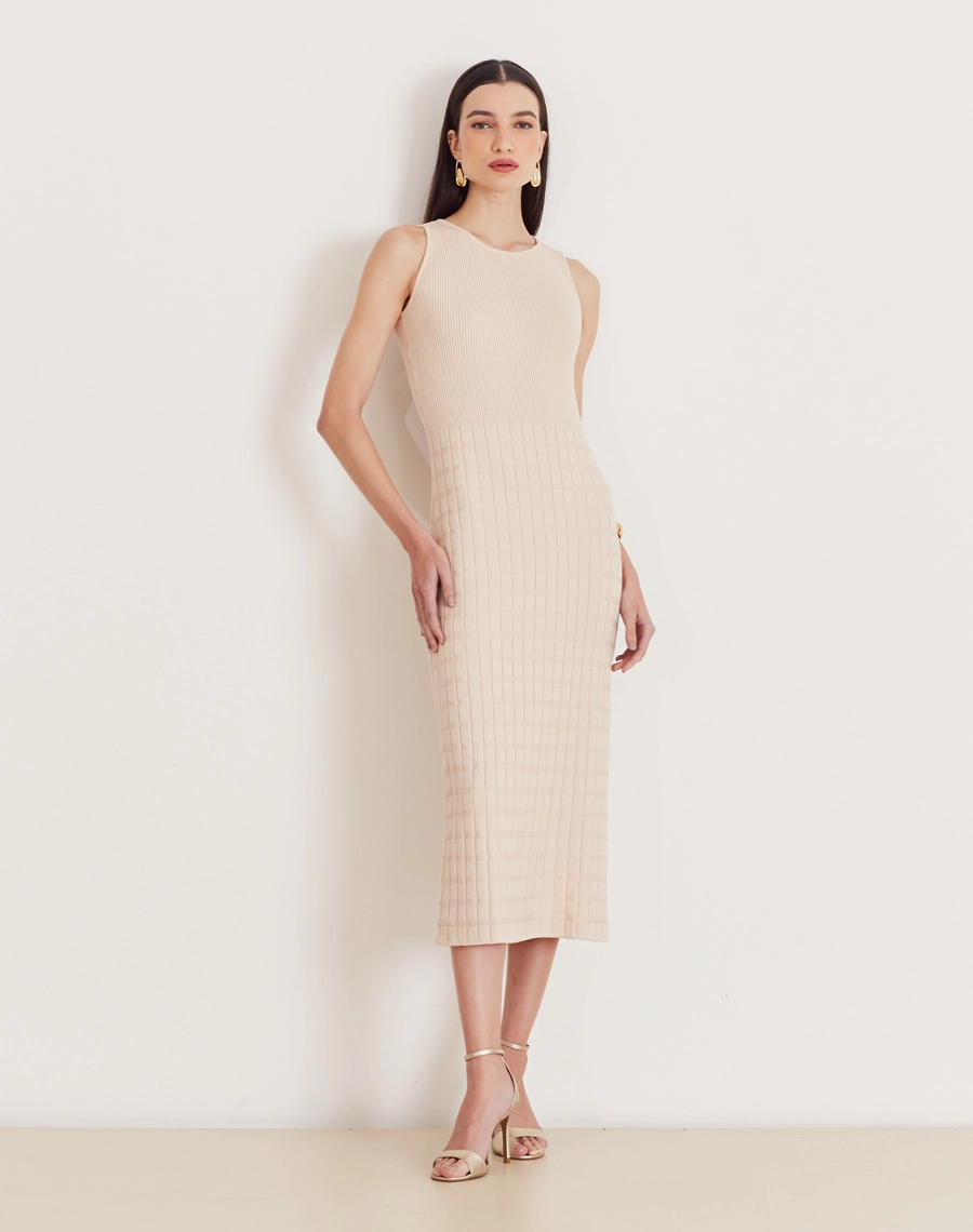 Vestido Helena midi em tricot com textura canelada e quadriculada. Elegância e conforto ideais para dias frescos e looks versáteis.

