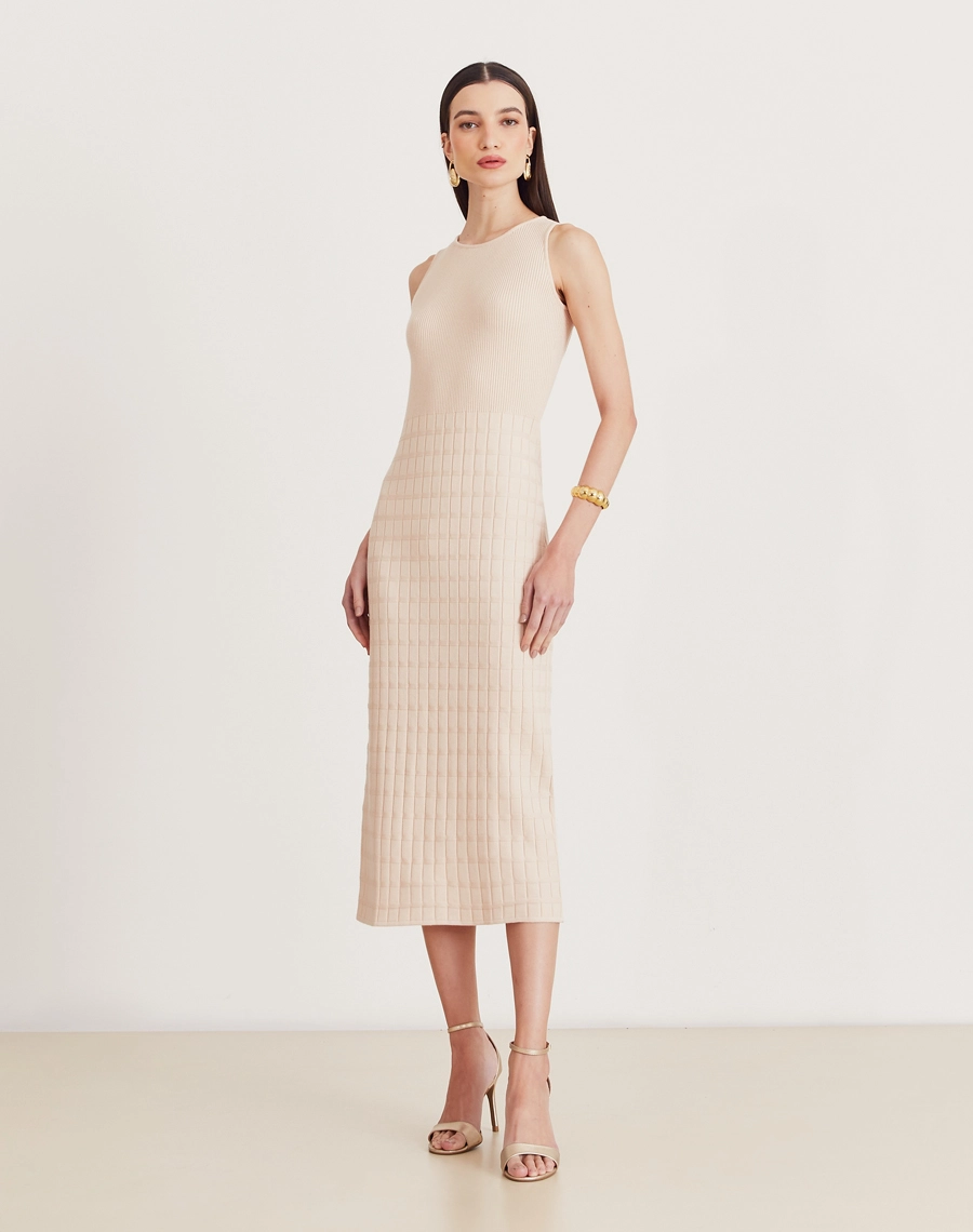 Vestido Helena midi em tricot com textura canelada e quadriculada. Elegância e conforto ideais para dias frescos e looks versáteis.

