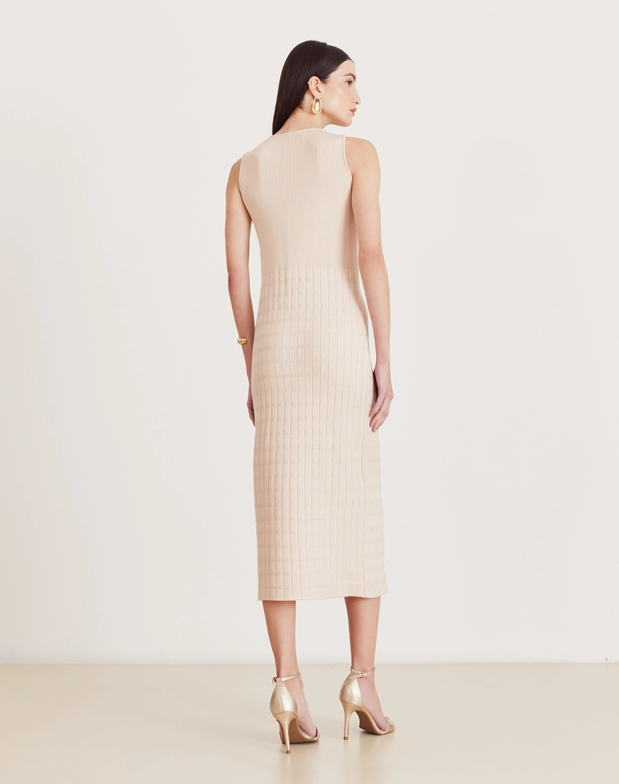Vestido Helena midi em tricot com textura canelada e quadriculada. Elegância e conforto ideais para dias frescos e looks versáteis.

