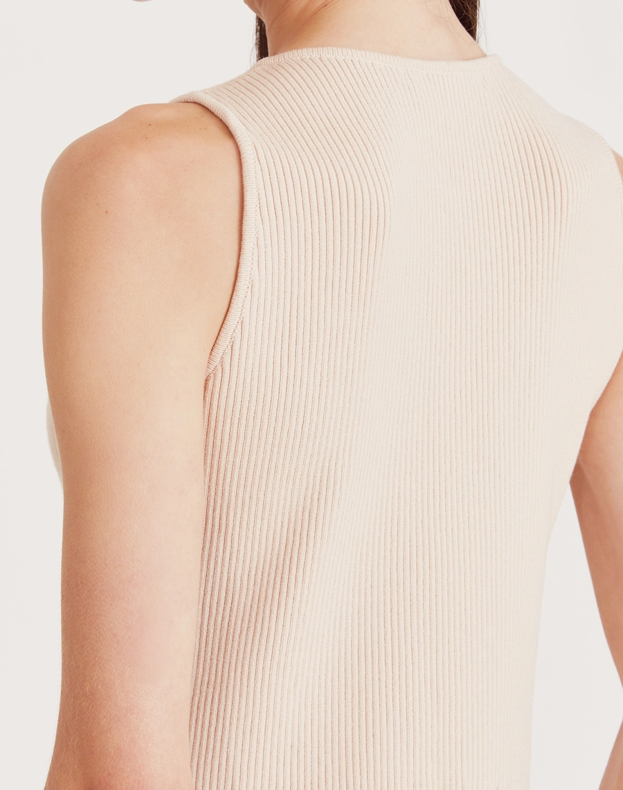 Vestido Helena midi em tricot com textura canelada e quadriculada. Elegância e conforto ideais para dias frescos e looks versáteis.

