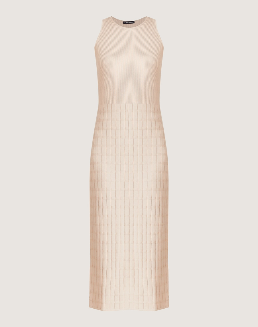 Vestido Helena midi em tricot com textura canelada e quadriculada. Elegância e conforto ideais para dias frescos e looks versáteis.

