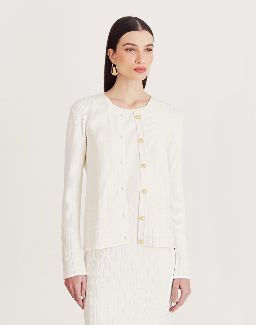 Cardigan Helena em tricot feminino com botões dourados, textura canelada e quadriculada. Elegância e conforto para dias frescos.