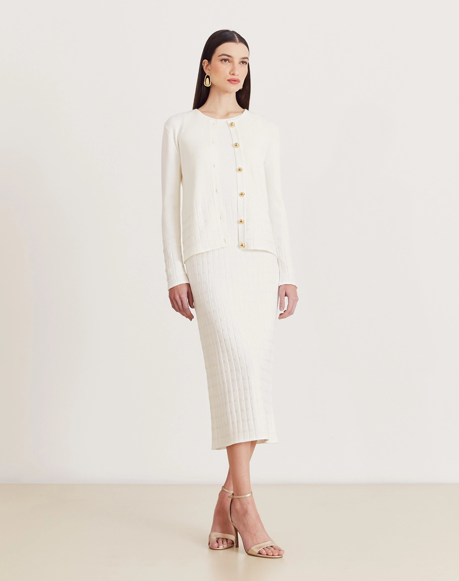 Cardigan Helena em tricot feminino com botões dourados, textura canelada e quadriculada. Elegância e conforto para dias frescos.