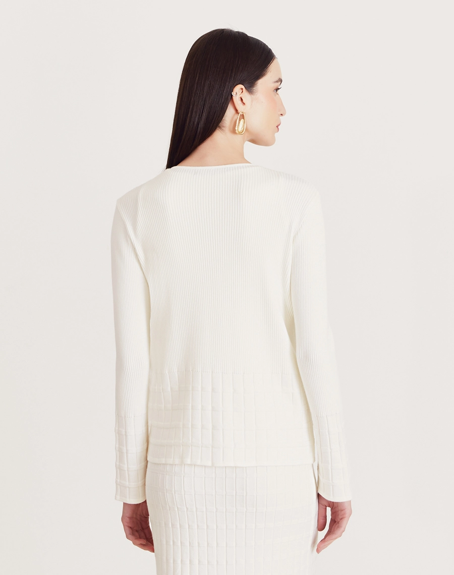Cardigan Helena em tricot feminino com botões dourados, textura canelada e quadriculada. Elegância e conforto para dias frescos.