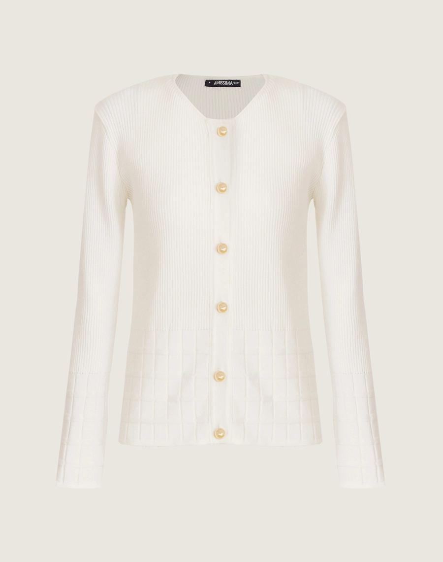 Cardigan Helena em tricot feminino com botões dourados, textura canelada e quadriculada. Elegância e conforto para dias frescos.