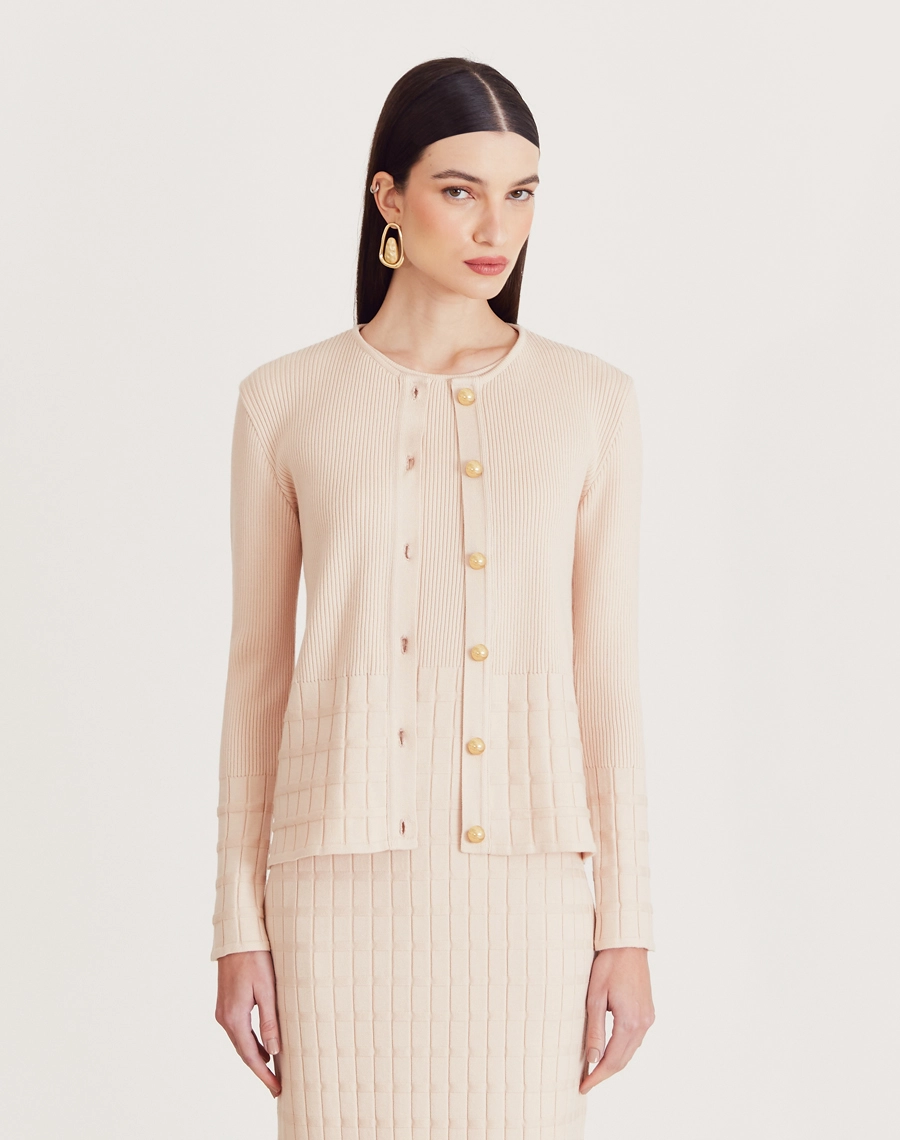 Cardigan Helena em tricot feminino com botões dourados, textura canelada e quadriculada. Elegância e conforto para dias frescos.