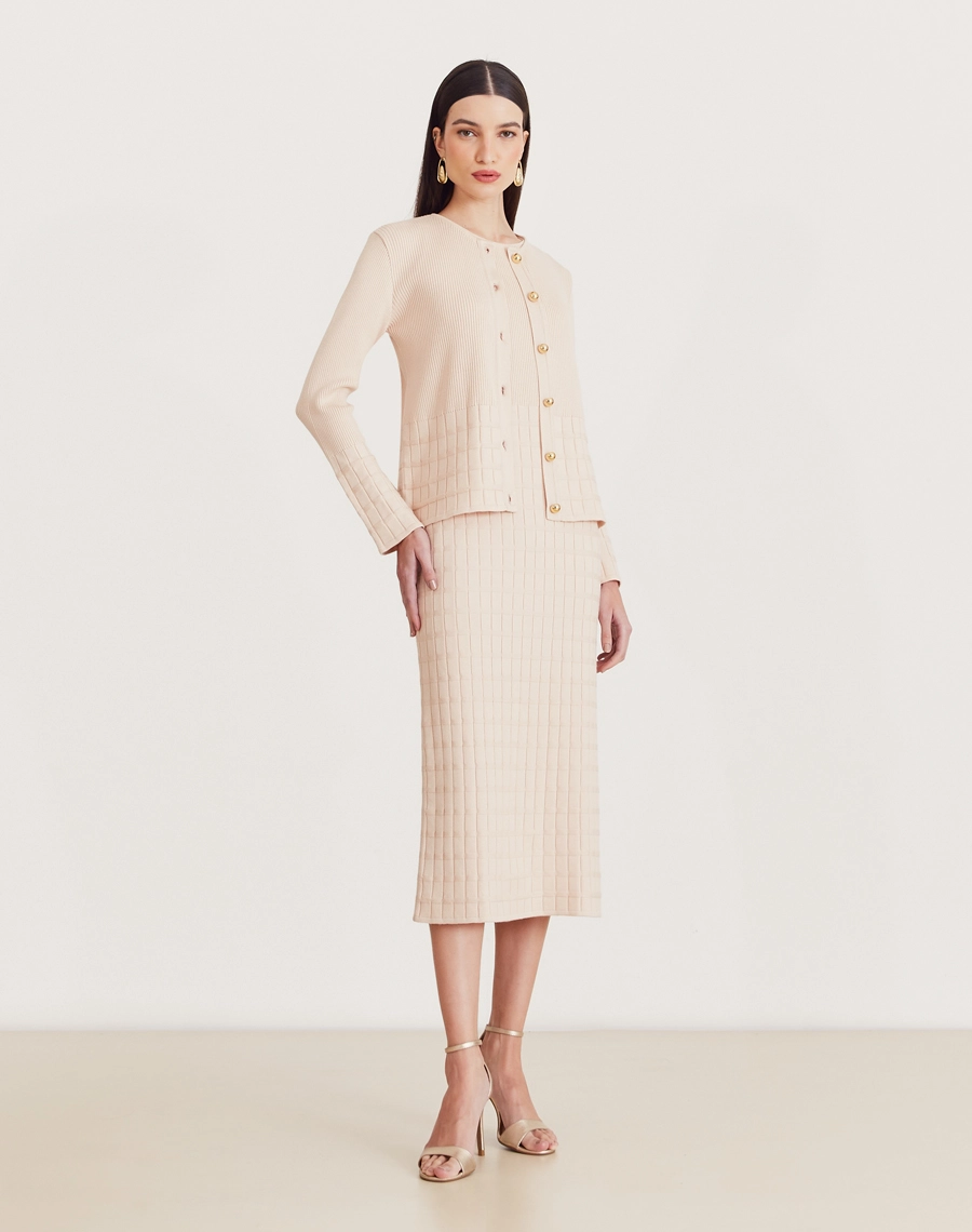 Cardigan Helena em tricot feminino com botões dourados, textura canelada e quadriculada. Elegância e conforto para dias frescos.