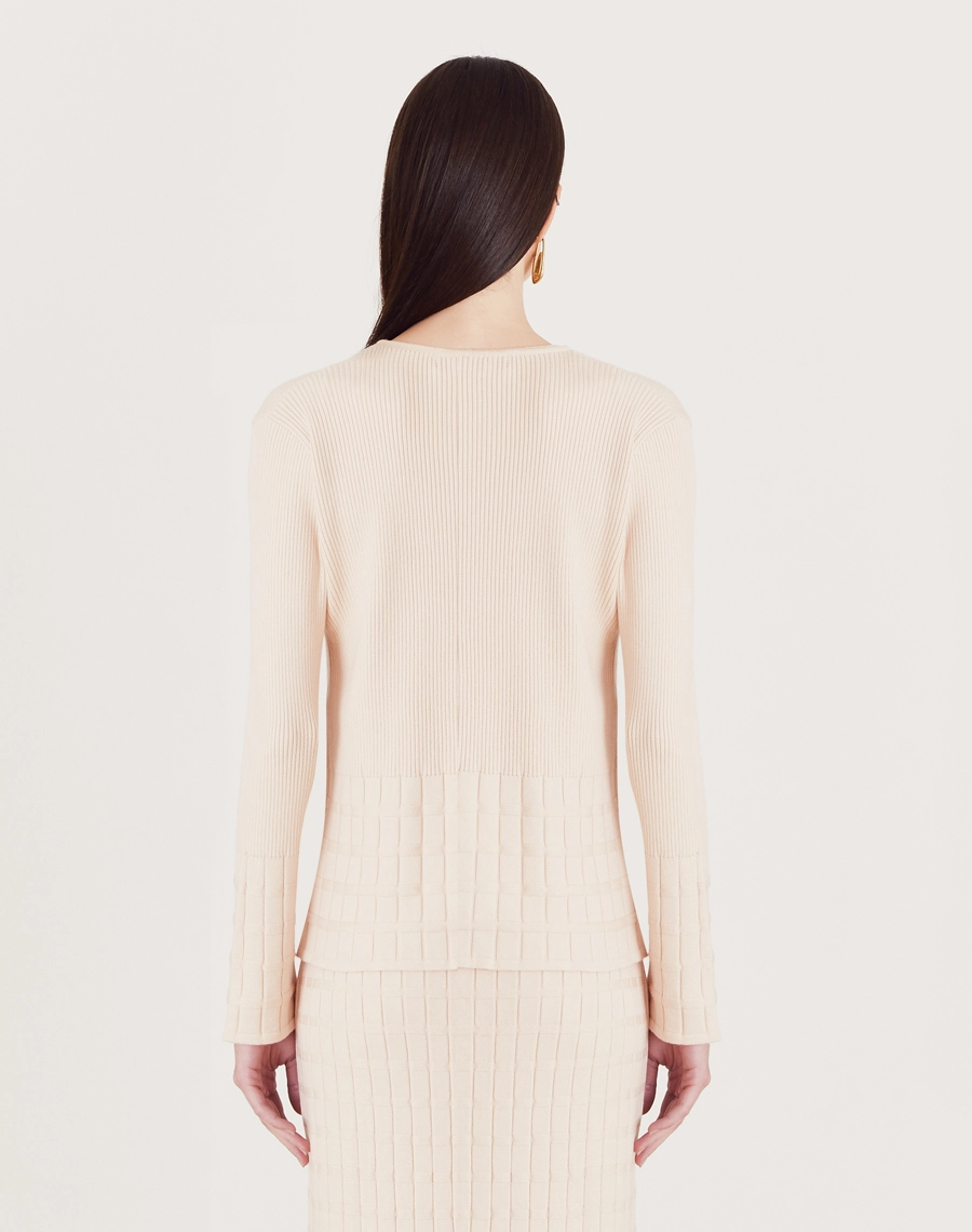 Cardigan Helena em tricot feminino com botões dourados, textura canelada e quadriculada. Elegância e conforto para dias frescos.