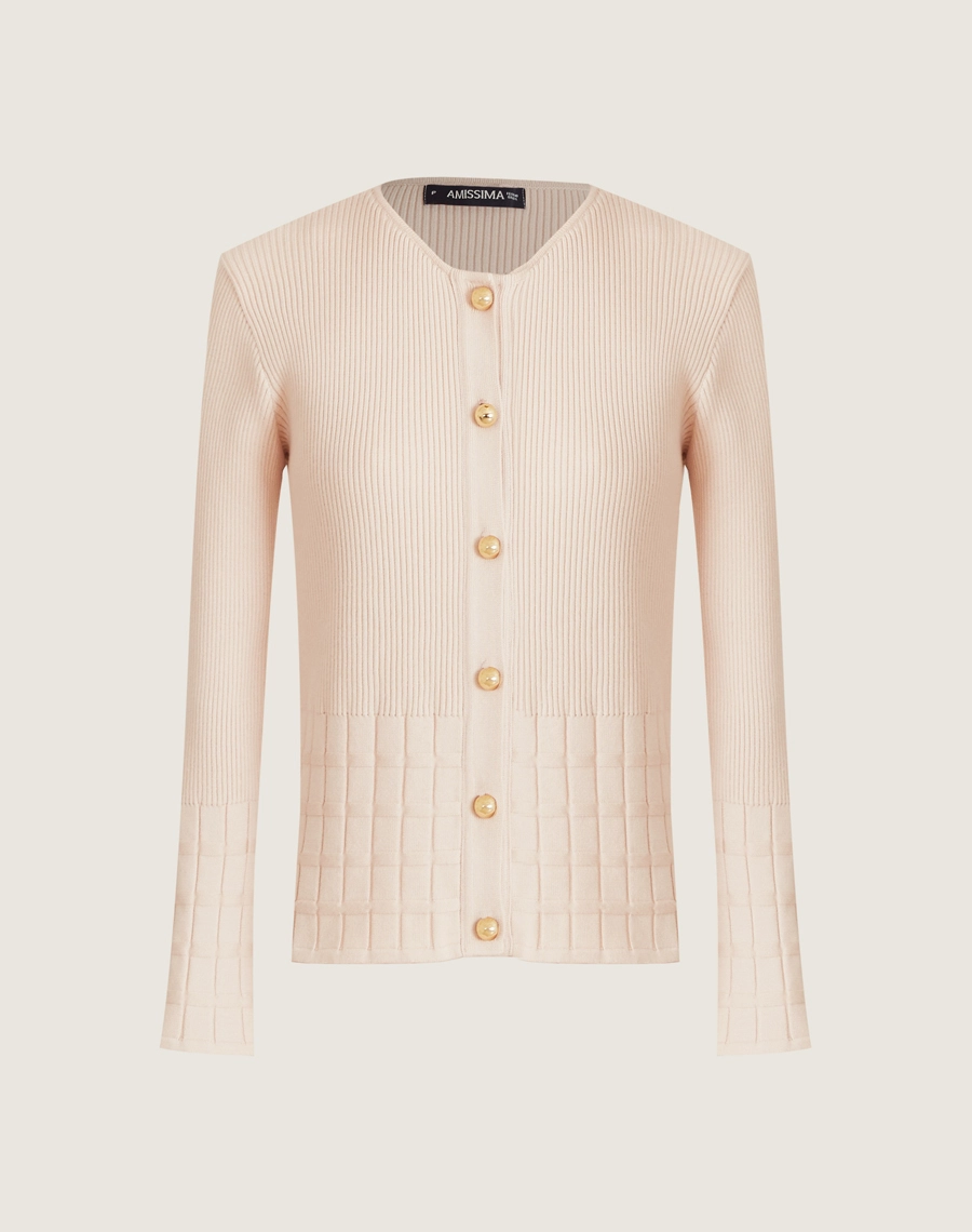 Cardigan Helena em tricot feminino com botões dourados, textura canelada e quadriculada. Elegância e conforto para dias frescos.