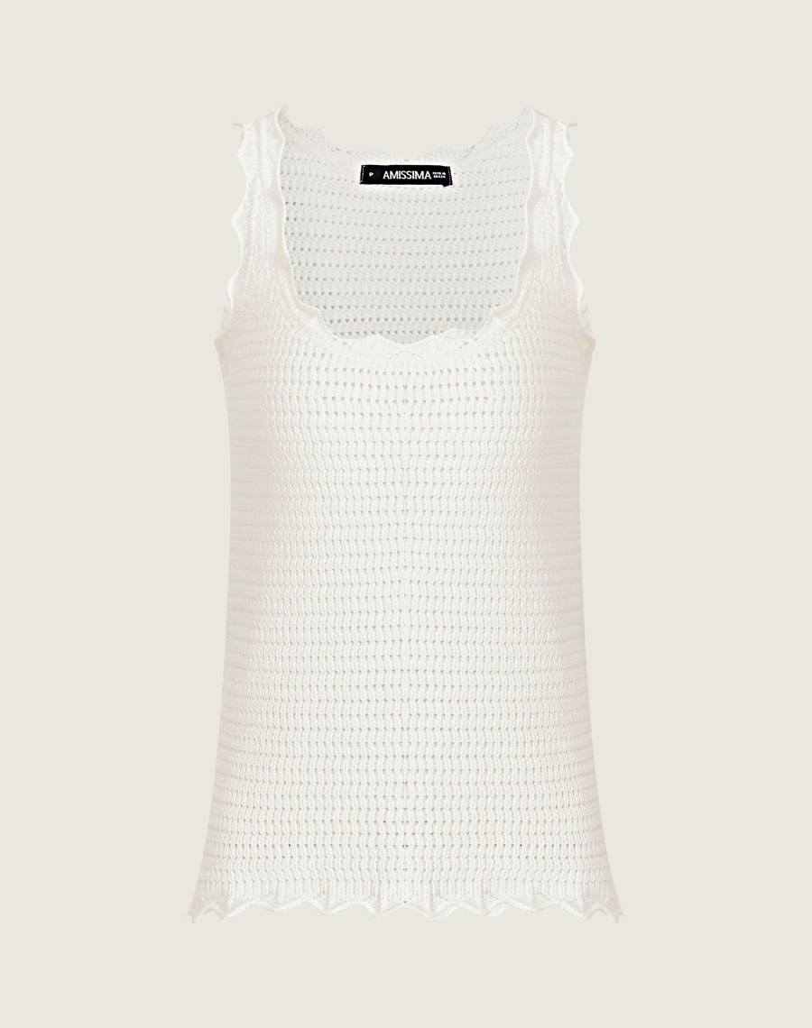 Regata de tricot feminina com babados e detalhes vazados. Toque macio e visual delicado, perfeita para dias amenos e looks elegantes.