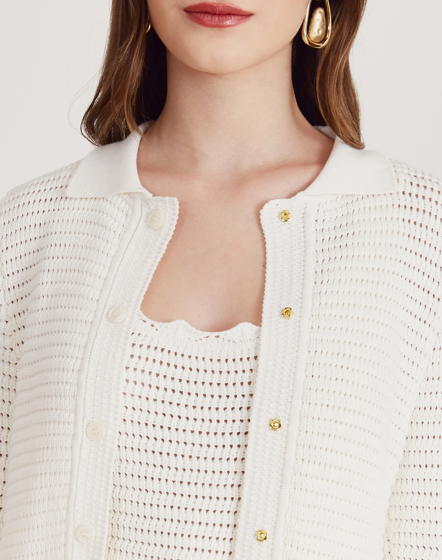 Casaquinho feminino em tricot com babados e gola esportiva. Toque macio, visual sofisticado e ideal para dias frescos e ocasiões casuais.