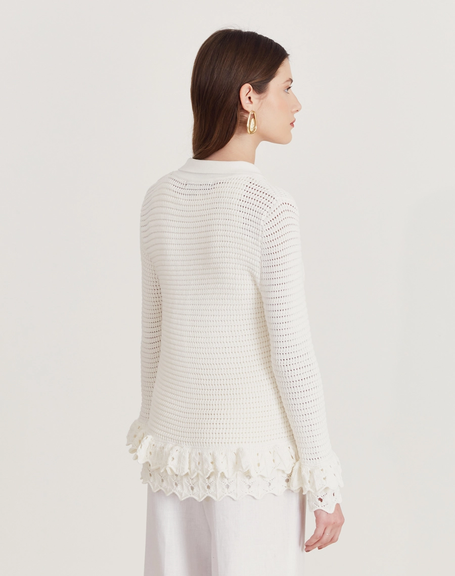Casaquinho feminino em tricot com babados e gola esportiva. Toque macio, visual sofisticado e ideal para dias frescos e ocasiões casuais.