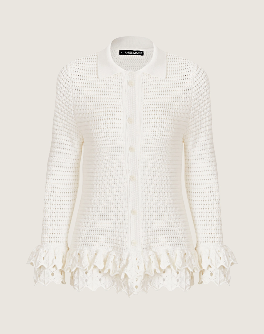 Casaquinho feminino em tricot com babados e gola esportiva. Toque macio, visual sofisticado e ideal para dias frescos e ocasiões casuais.