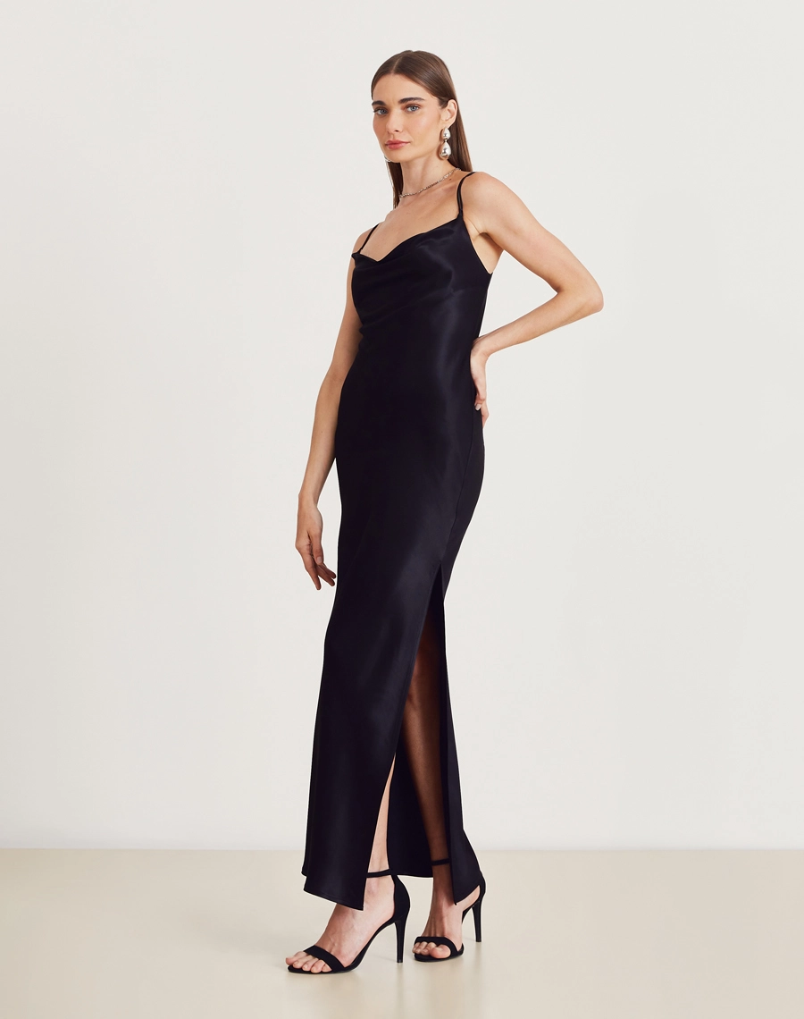O Vestido Longo Glaucia é confeccionado em cetim. O design minimalista aliado ao brilho sutil do tecido, torna esse vestido indispensável para eventos noturnos, festas ao ar livre ou jantares elegantes.