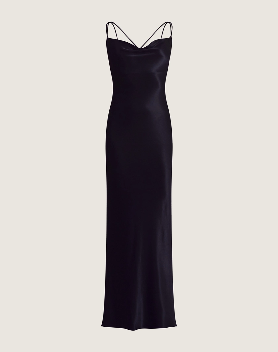 O Vestido Longo Glaucia é confeccionado em cetim. O design minimalista aliado ao brilho sutil do tecido, torna esse vestido indispensável para eventos noturnos, festas ao ar livre ou jantares elegantes.