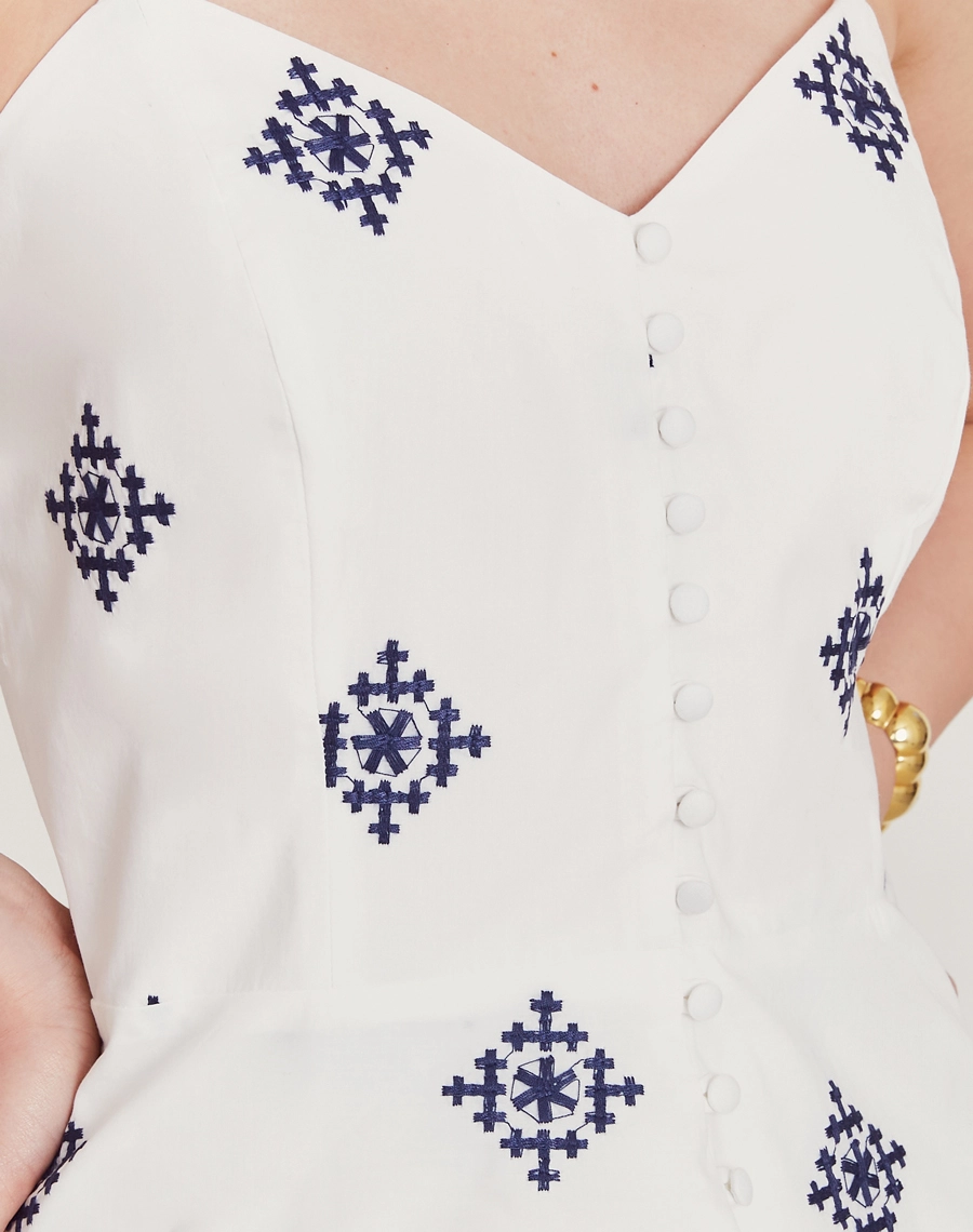 O Top Andreza é confeccionado em cambraia bordada. É ideal para looks que transitam do dia à noite, combinando facilmente com saias ou calças para um visual moderno e sofisticado. 