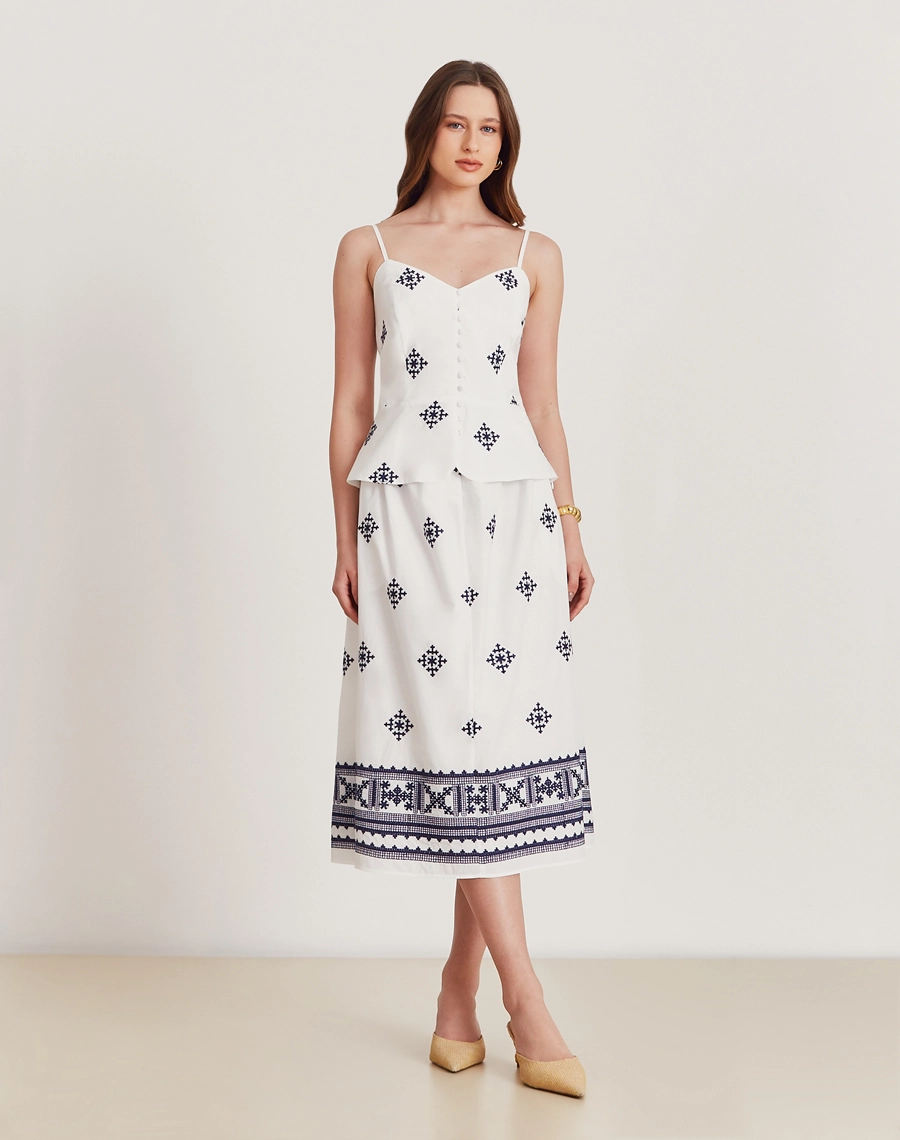 O Top Andreza é confeccionado em cambraia bordada. É ideal para looks que transitam do dia à noite, combinando facilmente com saias ou calças para um visual moderno e sofisticado. 