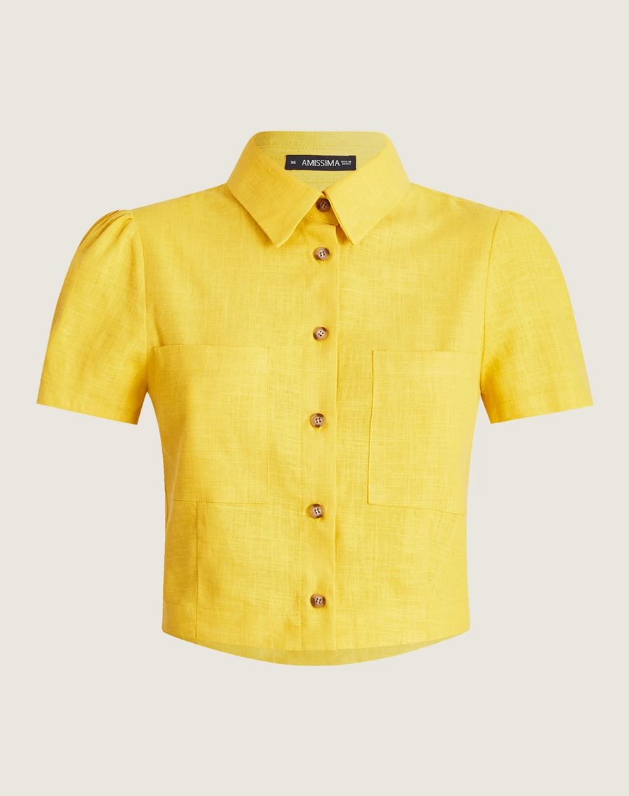 A Camisa Croacia é confeccionada em linho, conhecido por seu toque fresco, caimento estruturado e visual elegante.