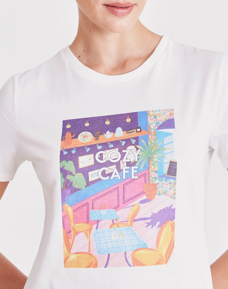 A Camiseta Cozy Café é confeccionada em malha cotton, proporcionando um toque macio, leveza e elasticidade confortável ao vestir. 