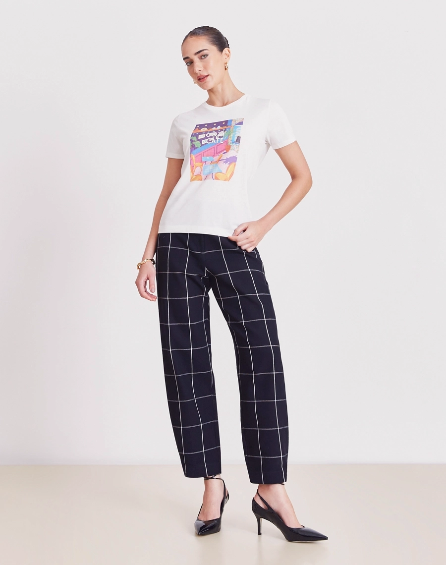 A Camiseta Cozy Café é confeccionada em malha cotton, proporcionando um toque macio, leveza e elasticidade confortável ao vestir. 