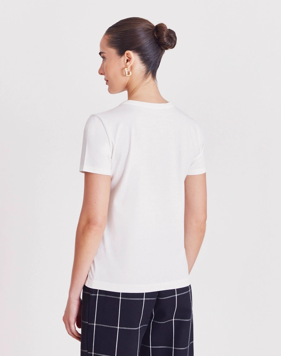 A Camiseta Cozy Café é confeccionada em malha cotton, proporcionando um toque macio, leveza e elasticidade confortável ao vestir. 