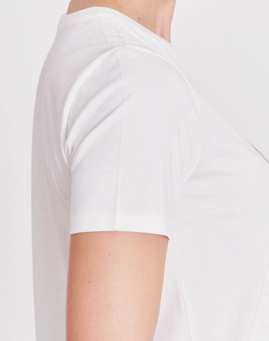 A Camiseta Cozy Café é confeccionada em malha cotton, proporcionando um toque macio, leveza e elasticidade confortável ao vestir. 