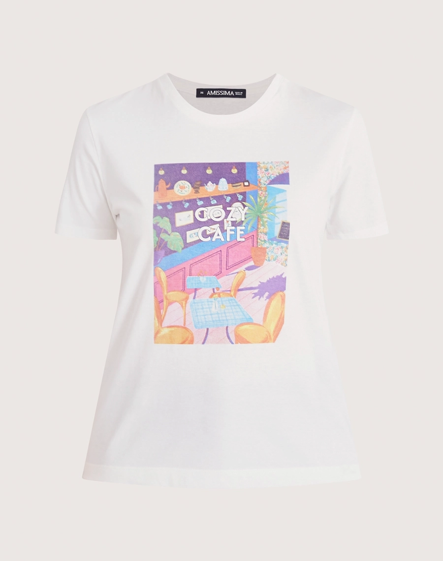 A Camiseta Cozy Café é confeccionada em malha cotton, proporcionando um toque macio, leveza e elasticidade confortável ao vestir. 
