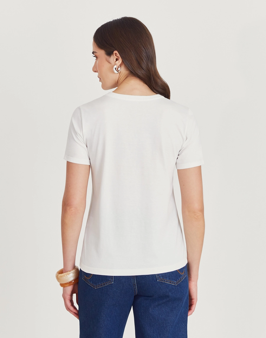 Camiseta Love Nature, 100% algodão, com modelagem clássica e caimento confortável. 