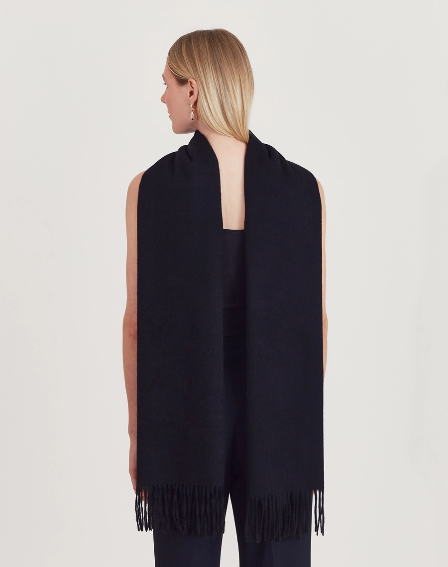 Xale Cashmere confeccionado em lã, tecido natural reconhecido pelo excelente isolamento térmico, respirabilidade e toque aconchegante.