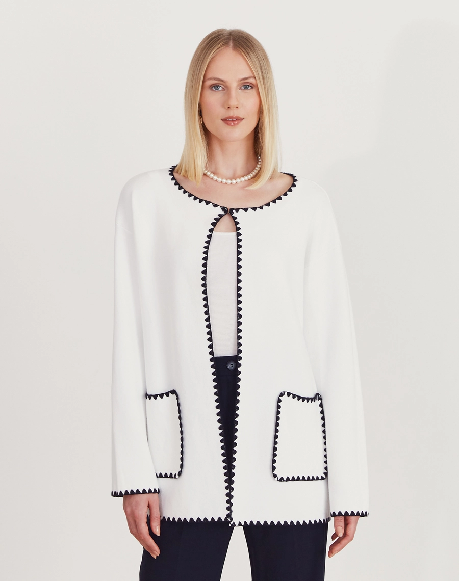 O Cardigan Ponto Croche é confeccionado em Tricot, tecido com maior estrutura e peso, que proporciona um caimento elegante e alinhado.