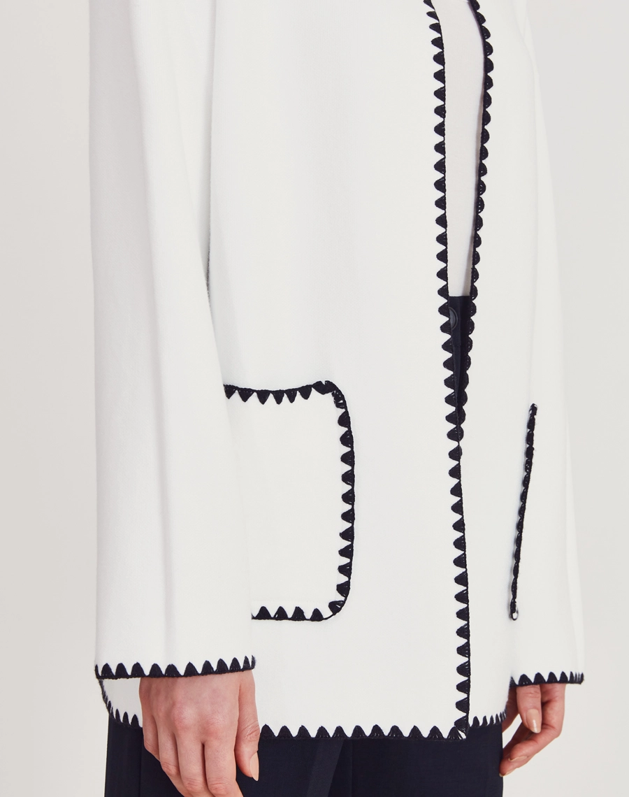 O Cardigan Ponto Croche é confeccionado em Tricot, tecido com maior estrutura e peso, que proporciona um caimento elegante e alinhado.