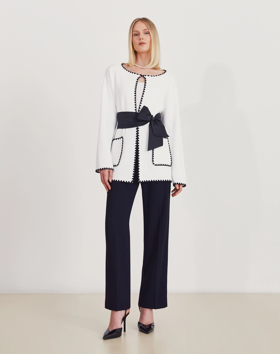 O Cardigan Ponto Croche é confeccionado em Tricot, tecido com maior estrutura e peso, que proporciona um caimento elegante e alinhado.