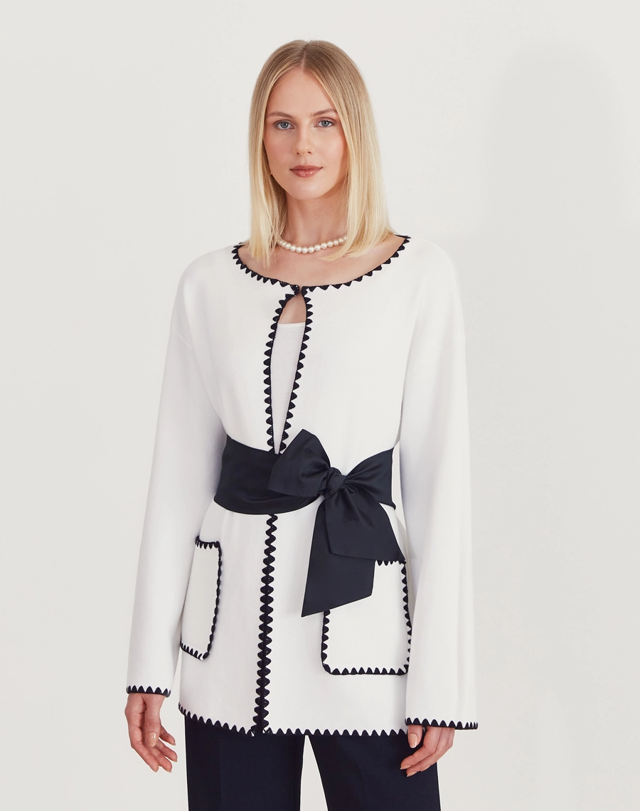 O Cardigan Ponto Croche é confeccionado em Tricot, tecido com maior estrutura e peso, que proporciona um caimento elegante e alinhado.