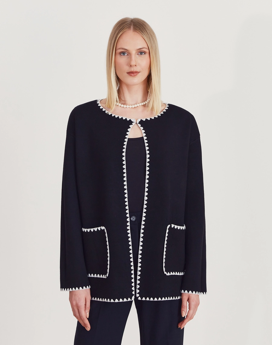 O Cardigan Ponto Croche é confeccionado em Tricot, tecido com maior estrutura e peso, que proporciona um caimento elegante e alinhado.
