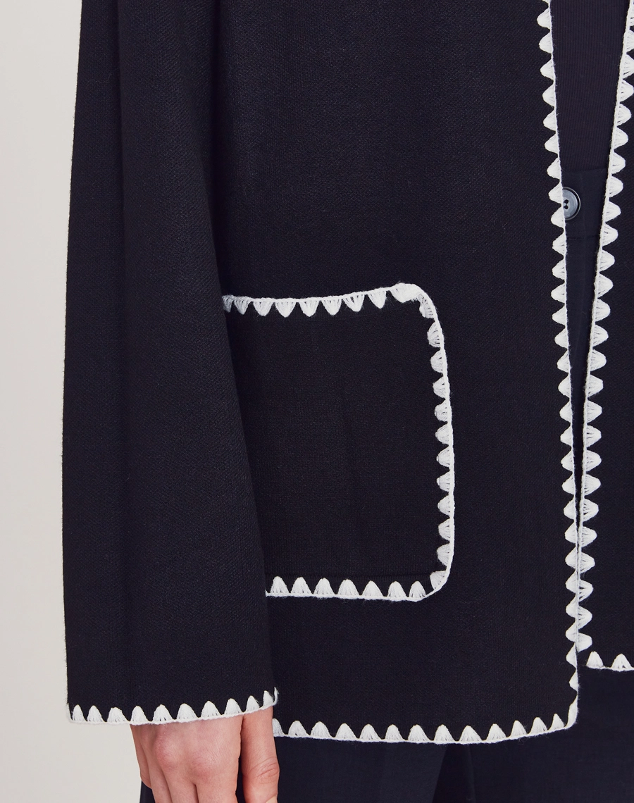 O Cardigan Ponto Croche é confeccionado em Tricot, tecido com maior estrutura e peso, que proporciona um caimento elegante e alinhado.