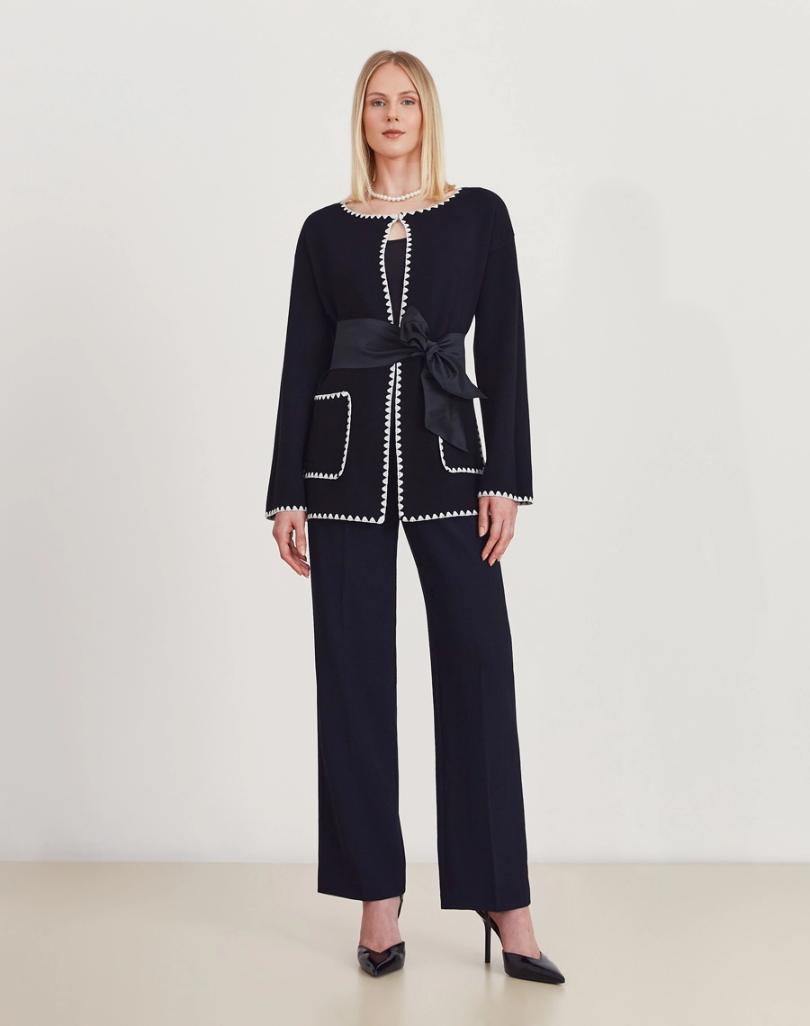 O Cardigan Ponto Croche é confeccionado em Tricot, tecido com maior estrutura e peso, que proporciona um caimento elegante e alinhado.