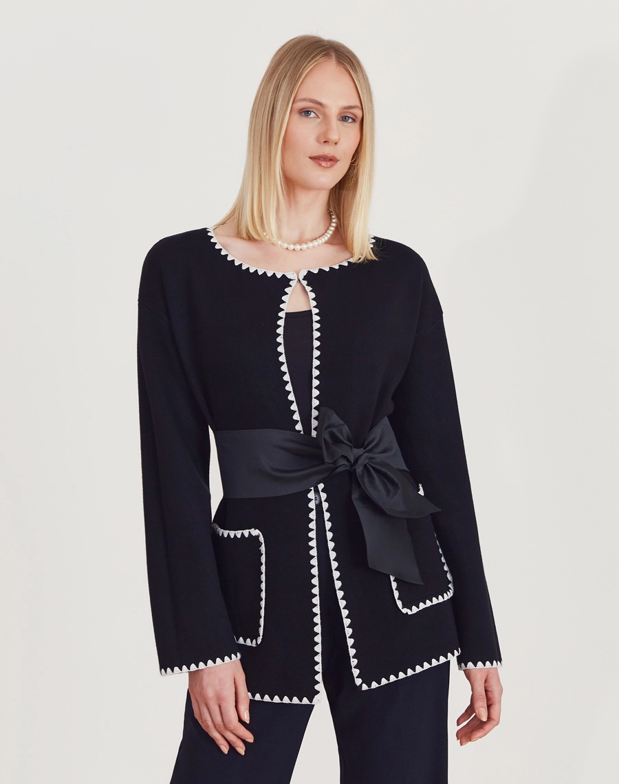O Cardigan Ponto Croche é confeccionado em Tricot, tecido com maior estrutura e peso, que proporciona um caimento elegante e alinhado.