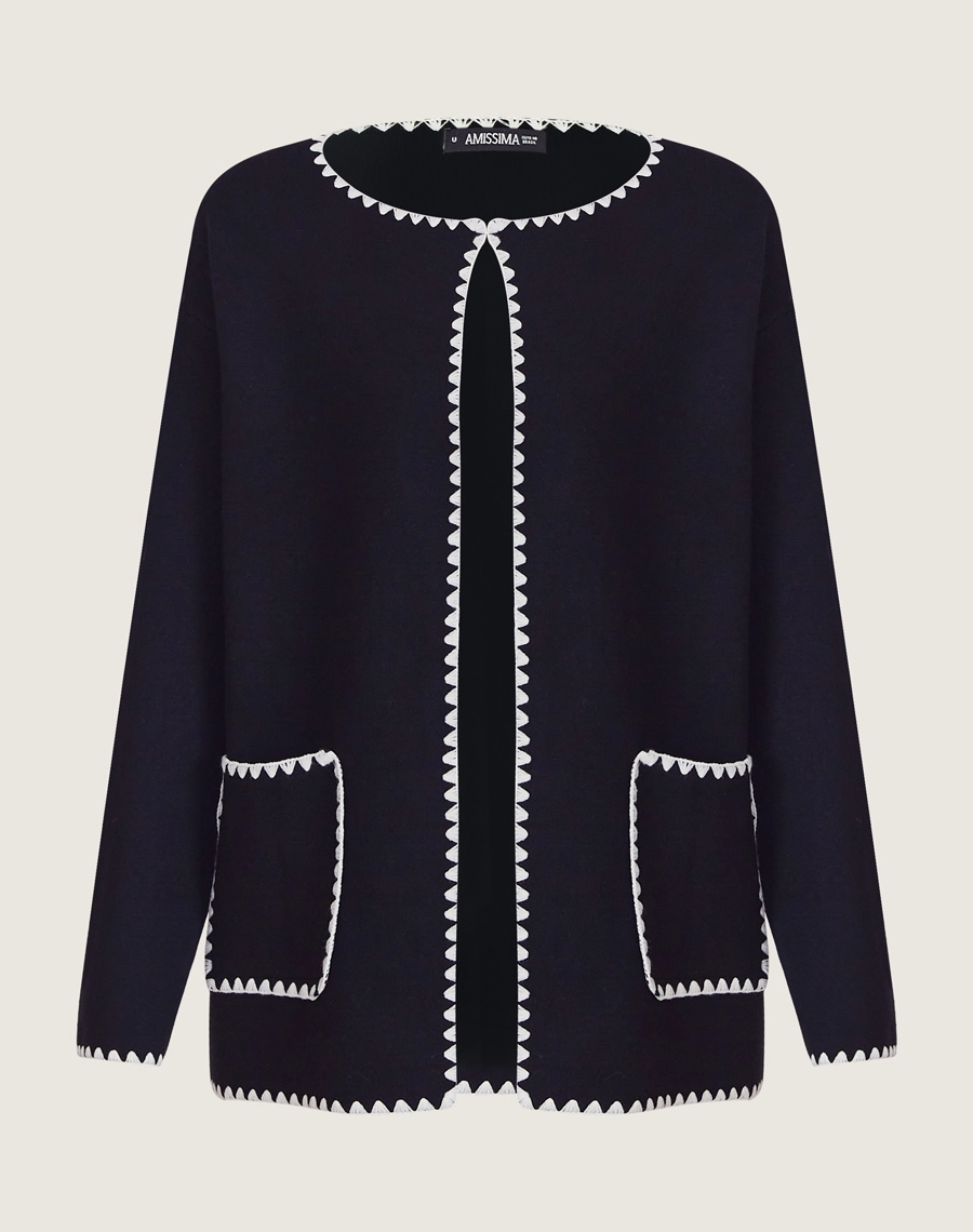 O Cardigan Ponto Croche é confeccionado em Tricot, tecido com maior estrutura e peso, que proporciona um caimento elegante e alinhado.