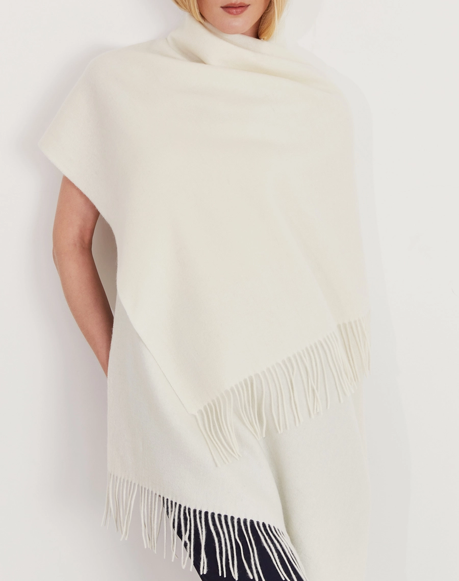 Pashmina Lã confeccionada em Cashmere, tecido nobre, conhecido pelo toque extremamente macio, leveza e excelente isolamento térmico.