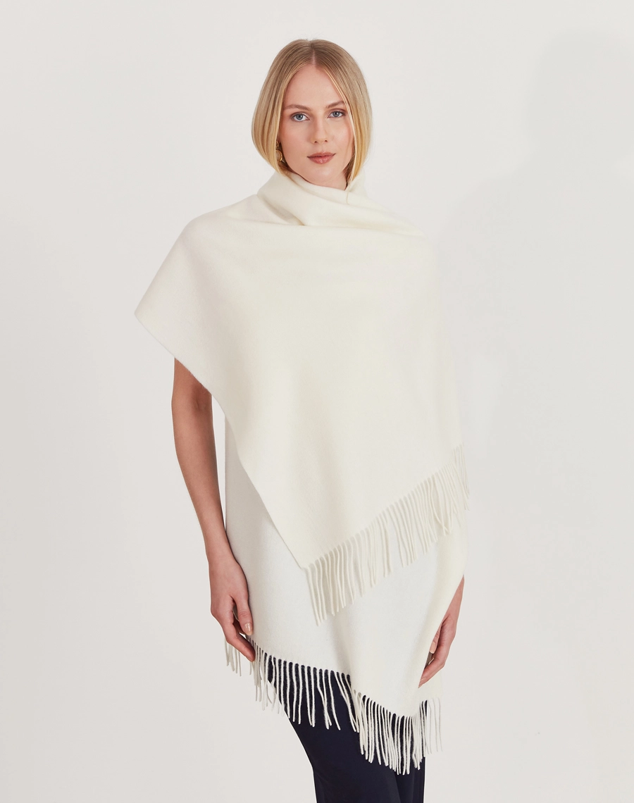 Pashmina Lã confeccionada em Cashmere, tecido nobre, conhecido pelo toque extremamente macio, leveza e excelente isolamento térmico.
