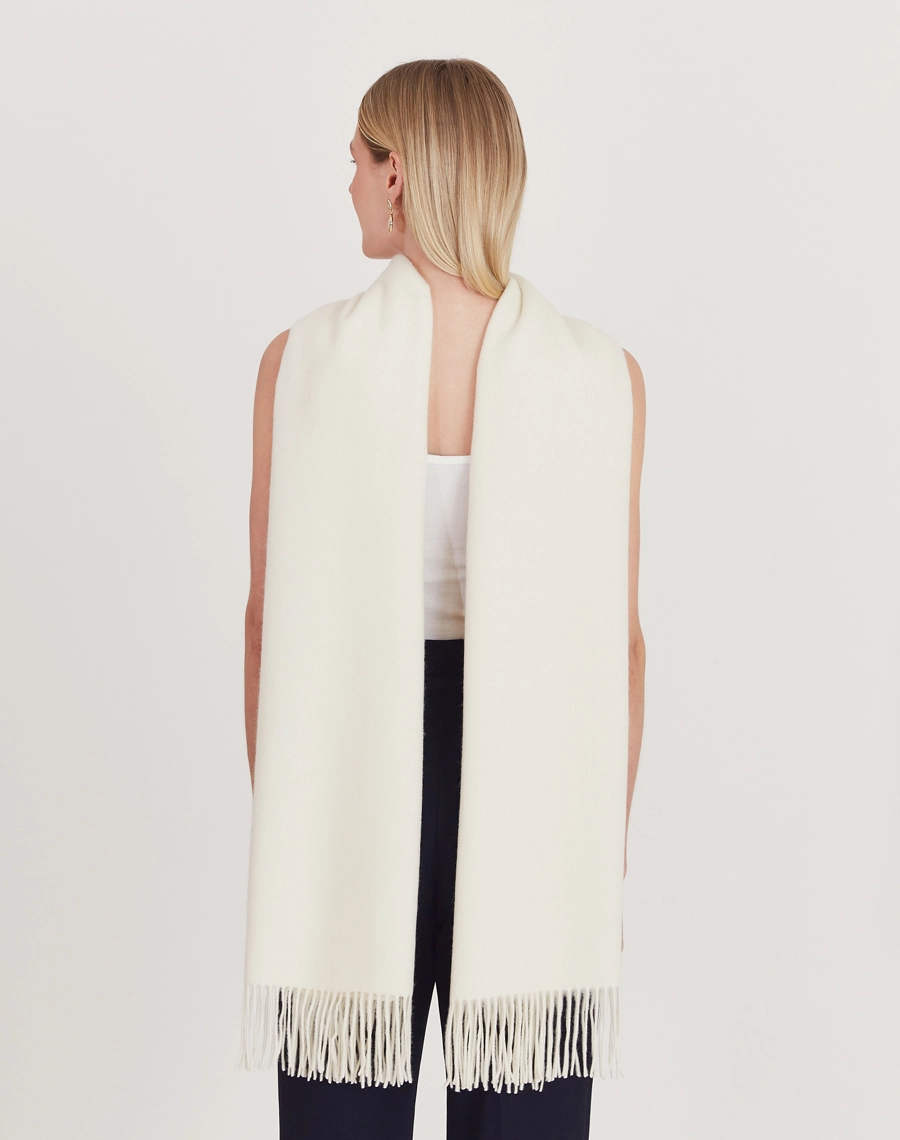 Pashmina Lã confeccionada em Cashmere, tecido nobre, conhecido pelo toque extremamente macio, leveza e excelente isolamento térmico.
