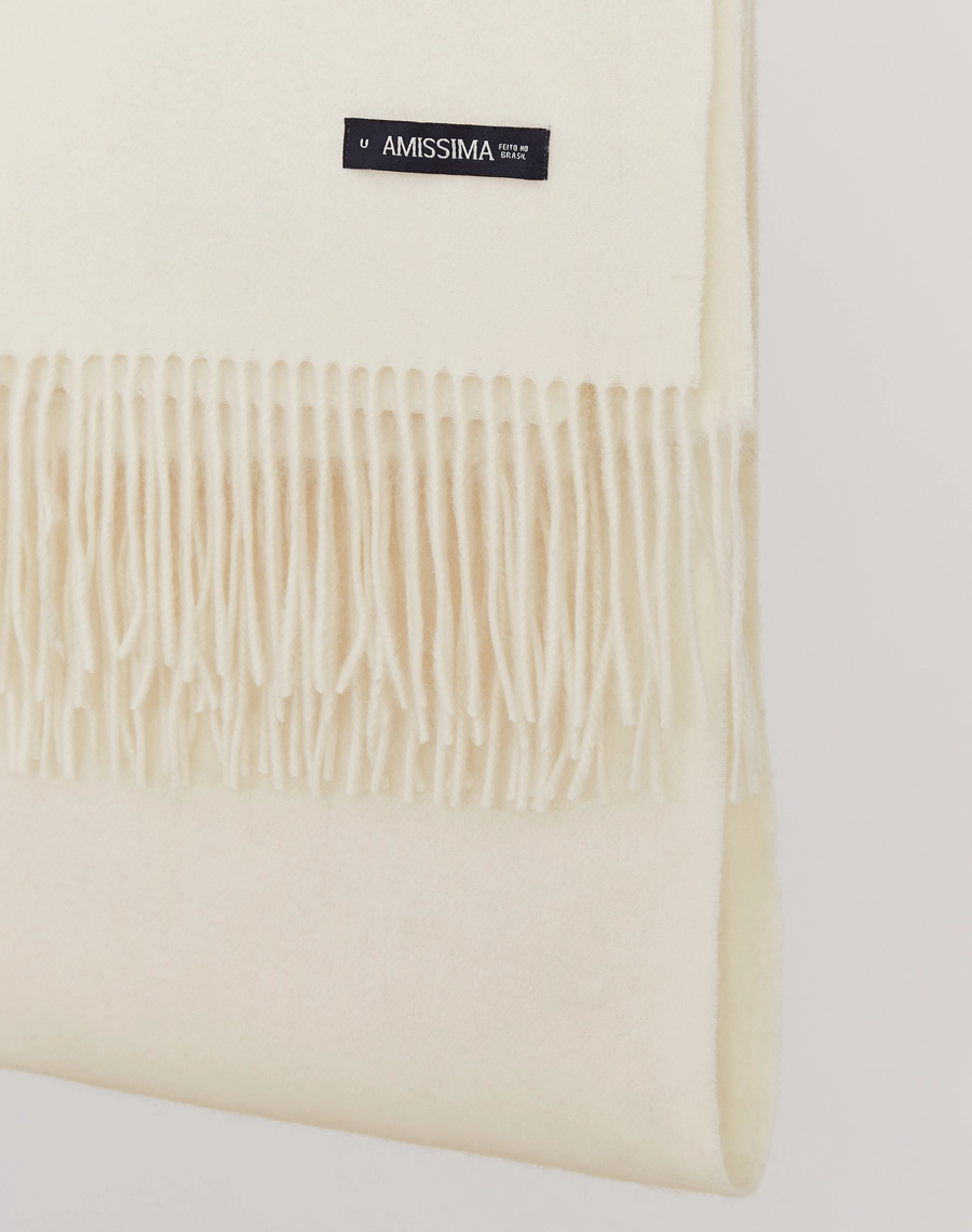 Pashmina Lã confeccionada em Cashmere, tecido nobre, conhecido pelo toque extremamente macio, leveza e excelente isolamento térmico.