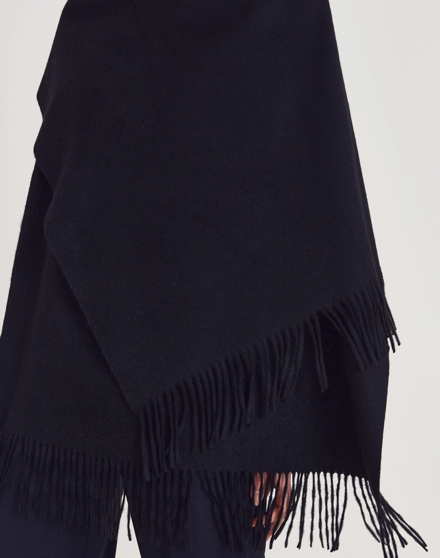 Pashmina Lã confeccionada em Cashmere, tecido nobre, conhecido pelo toque extremamente macio, leveza e excelente isolamento térmico.